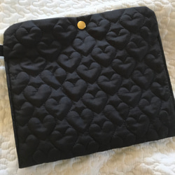Mサイズ　ブラックハートキルトの母子手帳ポケット　　　ハート　母子手帳ケース　b6 2枚目の画像