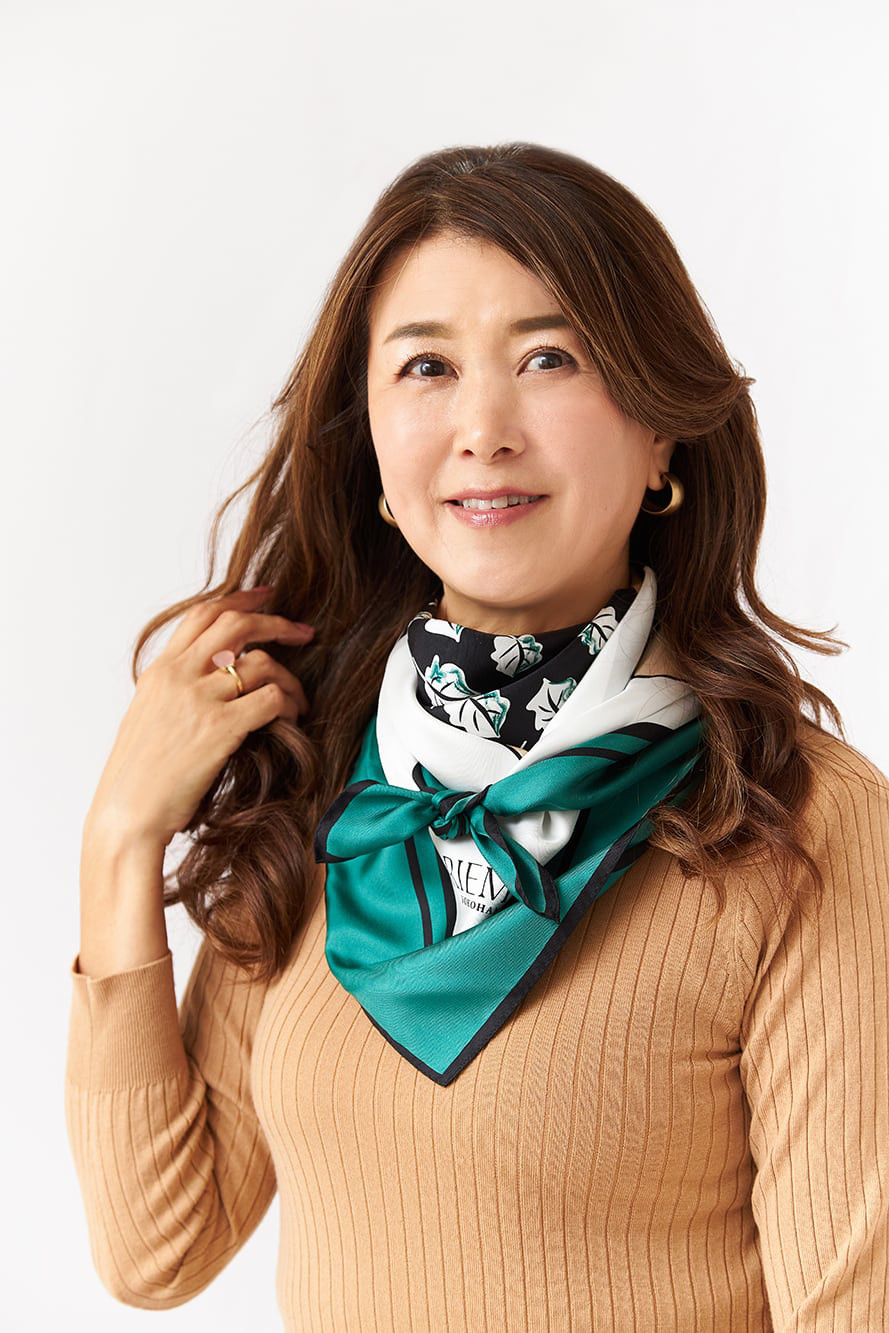 【母の日ギフト】エレガントスカーフ（グリーン、ベージュ、黒）大判サイズ「アヴィニョン」【最高品質シルク100％】