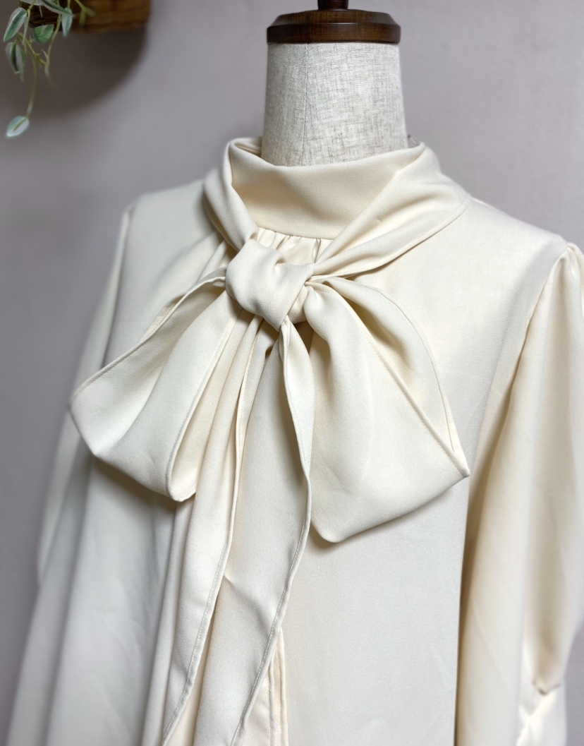 《大きいサイズ》フォーマル　ゆったりスタンドカラーボウタイブラウス　クリーム　Ｌ•ＬＬ•１３号対応ワンサイズ