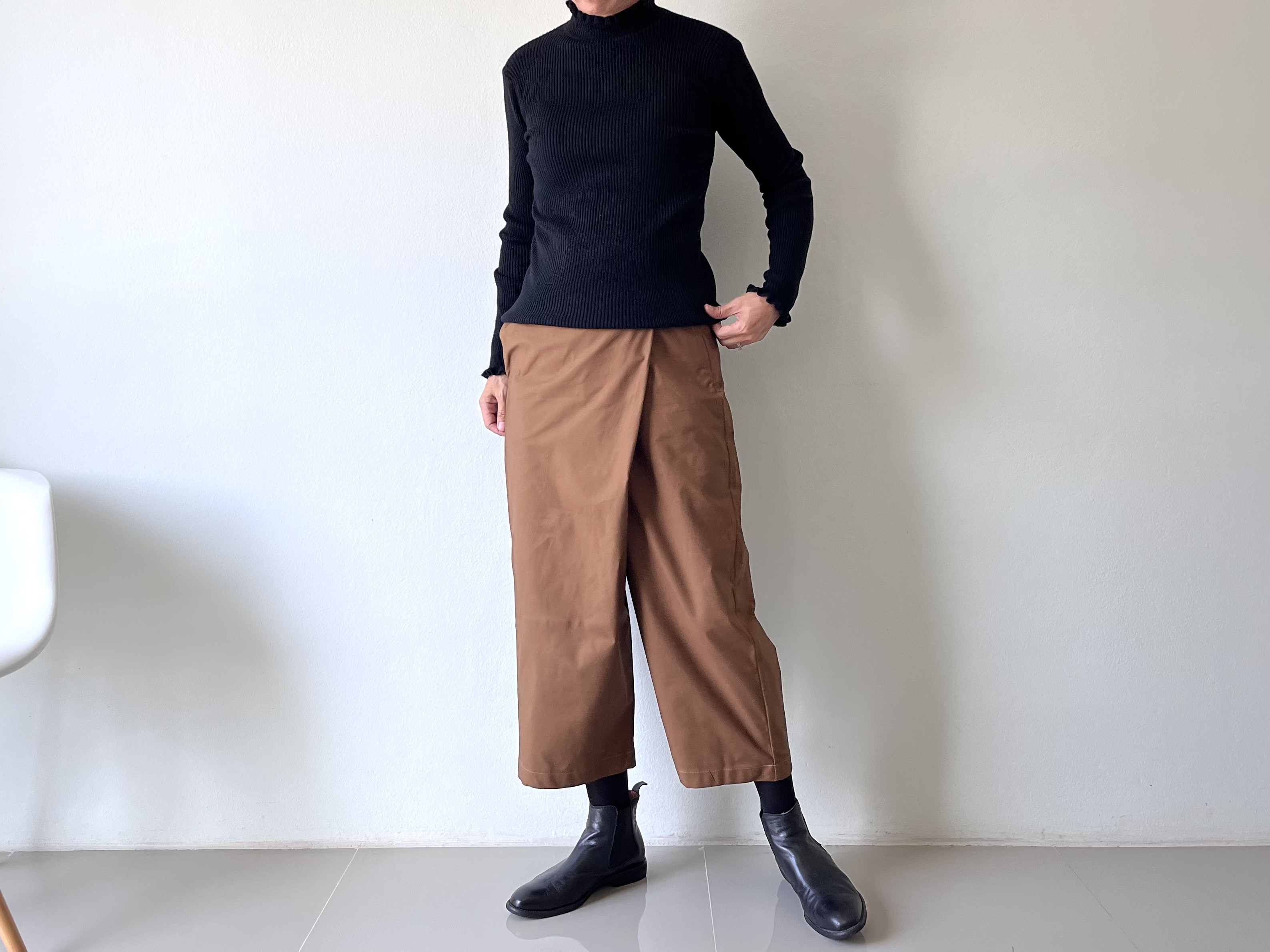 「ハリ」のある「しっかり」生地で上質&綺麗見え。ｽﾄﾚｯﾁスパンデックスコットン。巻きスカート風なペグトップ。ブラウン