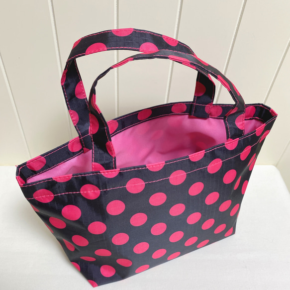 　黒×ピンクドット柄リップストップナイロンミニトートバッグ＊ティッシュケース付き / バッグインバッグ 4枚目の画像