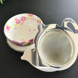 【Creema陶器市2024】ギフトに最適、紅茶好きな方におしゃれなティーポット型茶こしはいかが！？（小花柄） 1枚目の画像