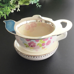 【Creema陶器市2024】ギフトに最適、紅茶好きな方におしゃれなティーポット型茶こしはいかが！？（小花柄） 3枚目の画像