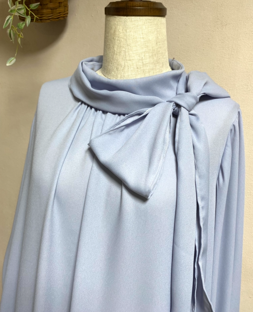 《大きいサイズ》フォーマル　ゆったりスタンドカラーボウタイブラウス　ブルー　Ｌ•ＬＬ•１３号対応ワンサイズ