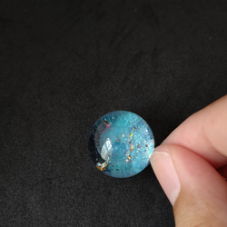 ターコイズブルーの輝く宇宙玉レジンの球体ネックレス 3枚目の画像