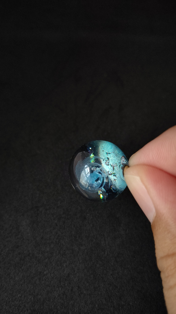 ターコイズブルーの輝く宇宙玉レジンの球体ネックレス 6枚目の画像