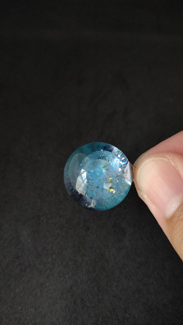 ターコイズブルーの輝く宇宙玉レジンの球体ネックレス 4枚目の画像