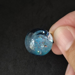 ターコイズブルーの輝く宇宙玉レジンの球体ネックレス 7枚目の画像
