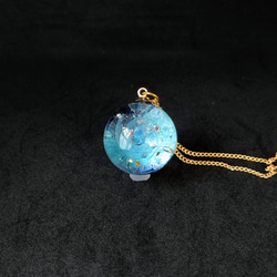 ターコイズブルーの輝く宇宙玉レジンの球体ネックレス 1枚目の画像