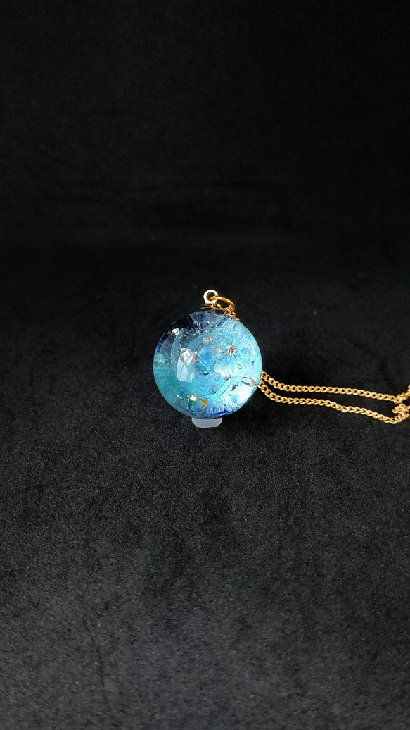 ターコイズブルーの輝く宇宙玉レジンの球体ネックレス 1枚目の画像