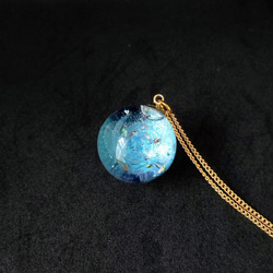 ターコイズブルーの輝く宇宙玉レジンの球体ネックレス 14枚目の画像