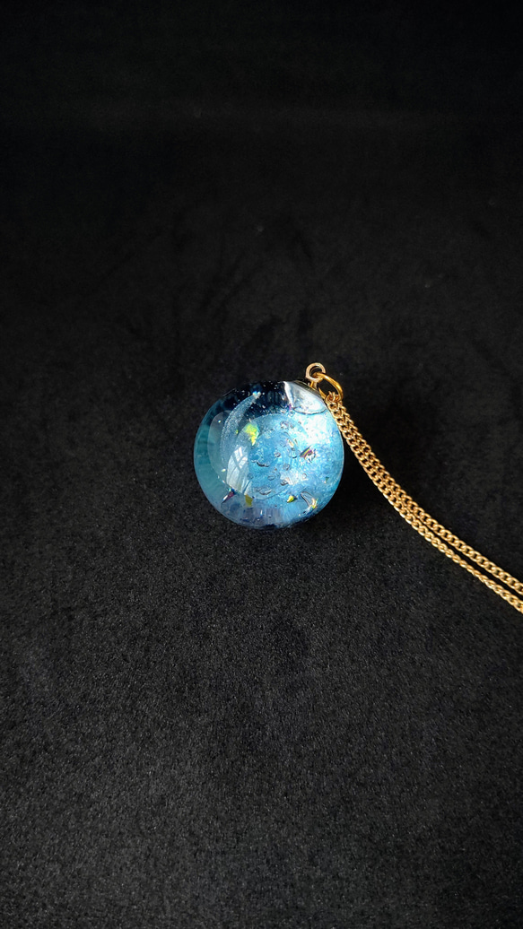ターコイズブルーの輝く宇宙玉レジンの球体ネックレス 16枚目の画像