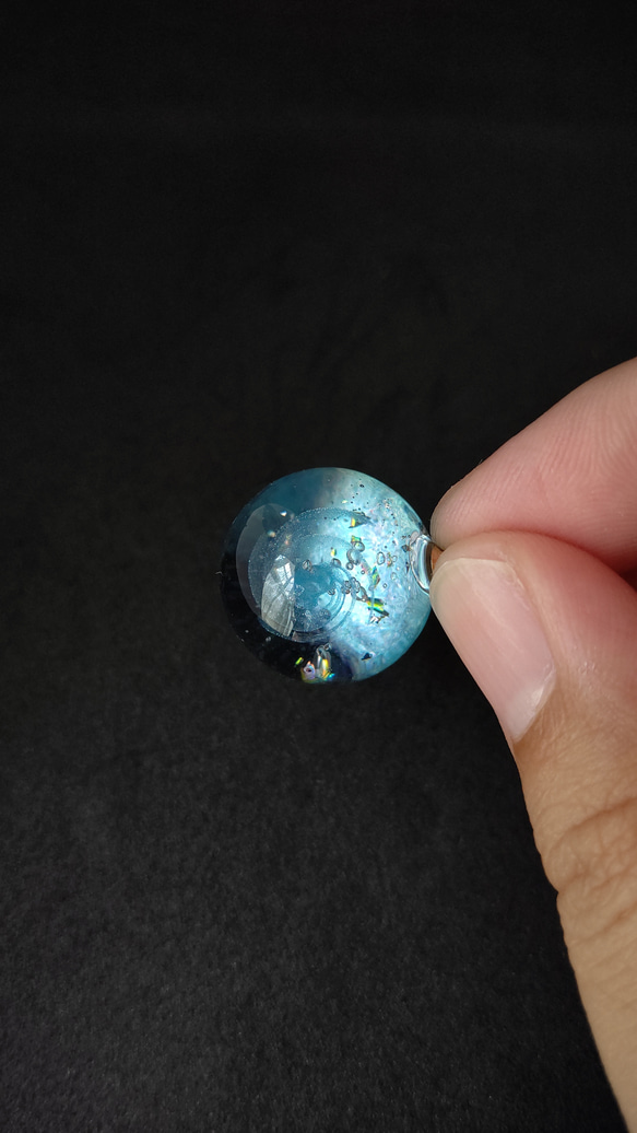 ターコイズブルーの輝く宇宙玉レジンの球体ネックレス 9枚目の画像