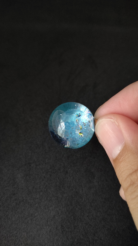 ターコイズブルーの輝く宇宙玉レジンの球体ネックレス 10枚目の画像