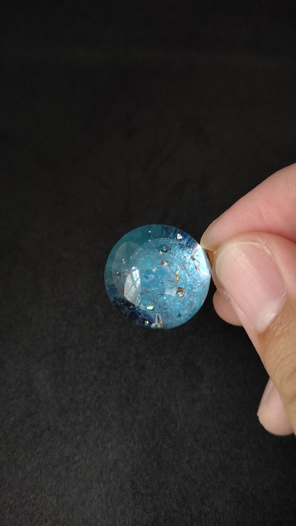 ターコイズブルーの輝く宇宙玉レジンの球体ネックレス 8枚目の画像