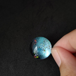 ターコイズブルーの輝く宇宙玉レジンの球体ネックレス 2枚目の画像