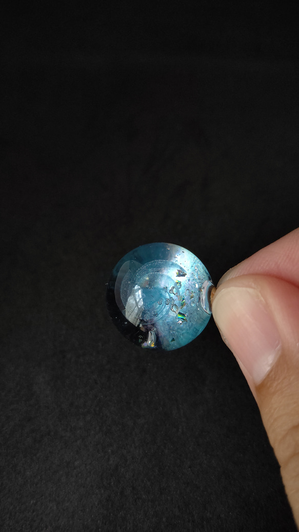 ターコイズブルーの輝く宇宙玉レジンの球体ネックレス 5枚目の画像