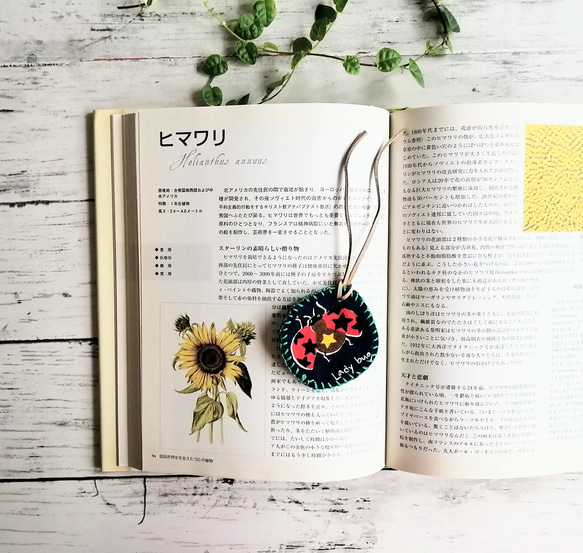 しおり　キーホルダー　昆虫シリーズ　てんとう虫　紺と黄色　リバーシブル　フェルト　刺繍 1枚目の画像