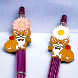 限定品❤︎【送料無料】♡可愛いカスタムボールペン♡ピンクメタリック系 ボールペン　コーギー&お花のシリコンビーズ 3枚目の画像