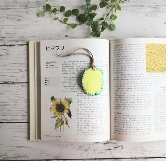 てんとう虫のしおり　キーホルダー　紺と黄色　リバーシブル　フェルト　刺繍 3枚目の画像