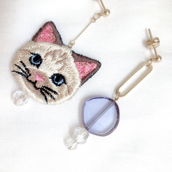\新作/ 選べる猫さん刺繍とラベンダー硝子とフープのピアス✩.*˚ 3枚目の画像
