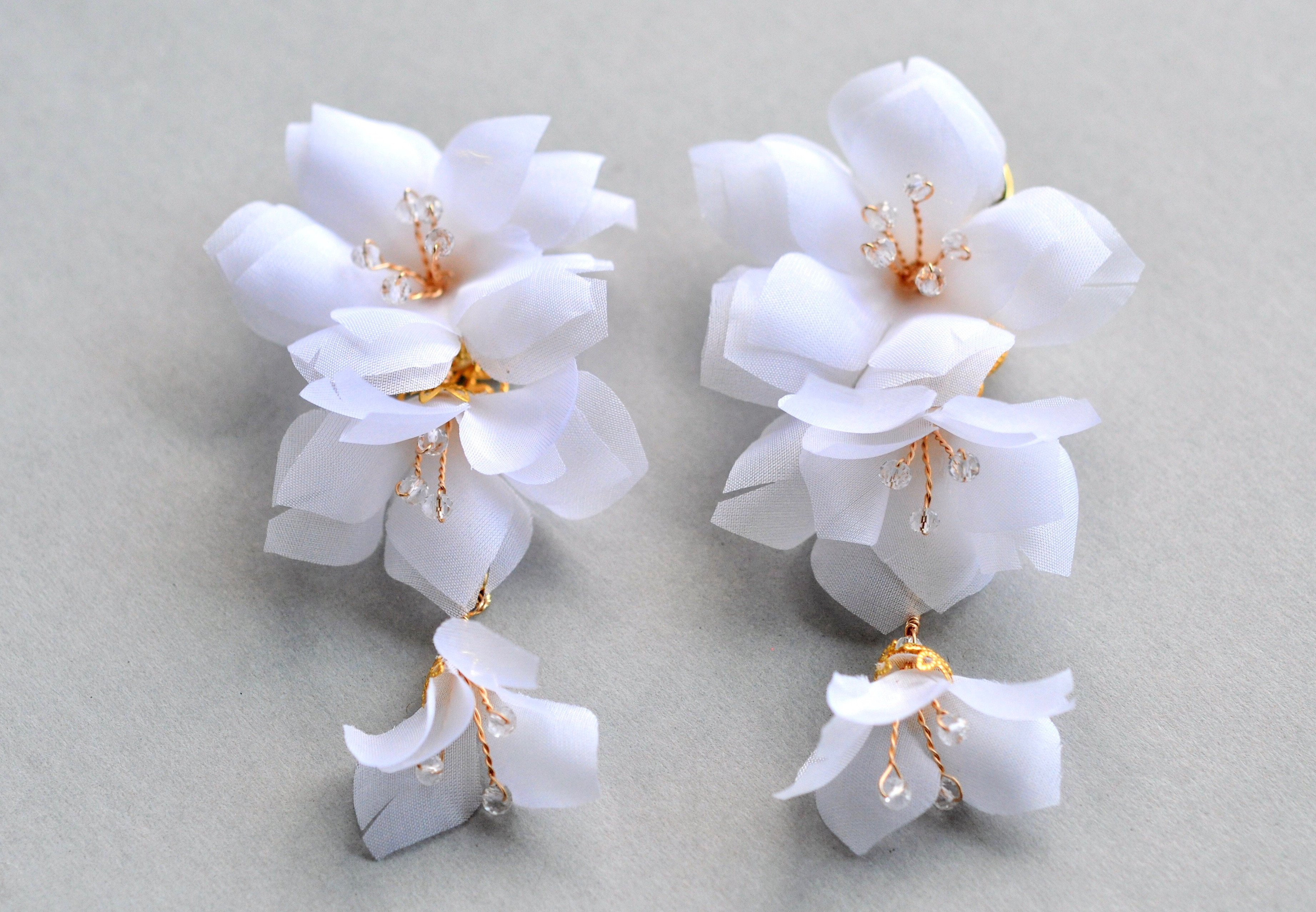 【ホワイトガーデン】オーガンジーの花　大ぶりのブライダルピアス　ゴールド