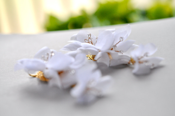 【ホワイトガーデン】オーガンジーの花　大ぶりのブライダルピアス　ゴールド 7枚目の画像
