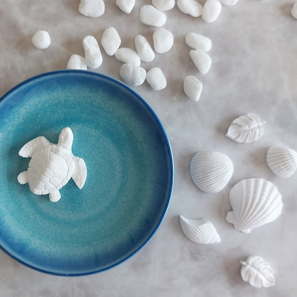 海亀と貝殻のアロマストーンと青い陶器皿 6枚目の画像