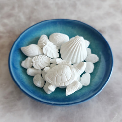海亀と貝殻のアロマストーンと青い陶器皿 2枚目の画像