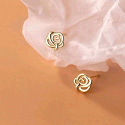 ピアス　18K　薔薇　ばら　バラ　一粒　小さい　シンプル　オフィス　ピアス 4枚目の画像