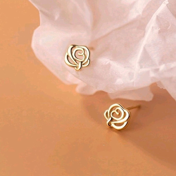 ピアス　18K　薔薇　ばら　バラ　一粒　小さい　シンプル　オフィス　ピアス 4枚目の画像