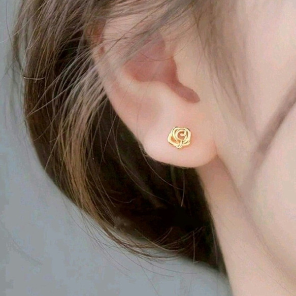 ピアス　18K　薔薇　ばら　バラ　一粒　小さい　シンプル　オフィス　ピアス 2枚目の画像