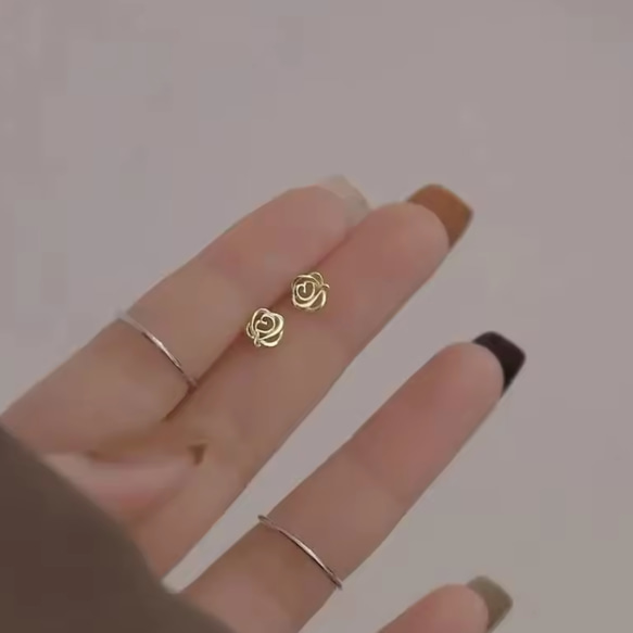 ピアス　18K　薔薇　ばら　バラ　一粒　小さい　シンプル　オフィス　ピアス 3枚目の画像