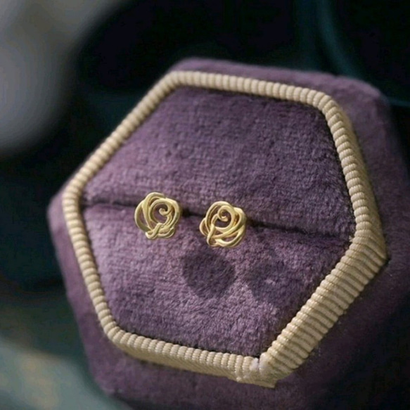 ピアス　18K　薔薇　ばら　バラ　一粒　小さい　シンプル　オフィス　ピアス 1枚目の画像