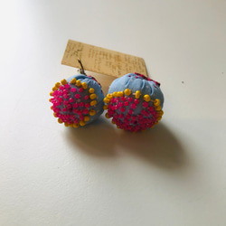 ピアス　イヤリング変更可　布アクセサリー　たぶんアシンメトリー　手縫い　刺繍　ビーズ刺繍　1842 5枚目の画像