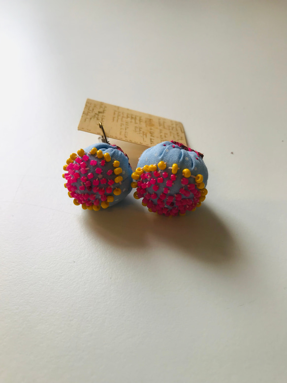 ピアス　イヤリング変更可　布アクセサリー　たぶんアシンメトリー　手縫い　刺繍　ビーズ刺繍　1842 5枚目の画像