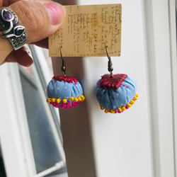 ピアス　イヤリング変更可　布アクセサリー　たぶんアシンメトリー　手縫い　刺繍　ビーズ刺繍　1842 4枚目の画像