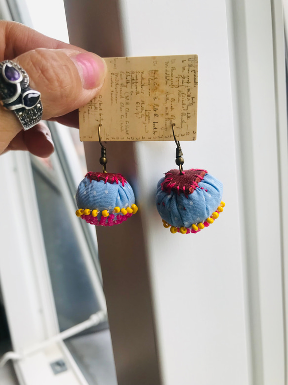 ピアス　イヤリング変更可　布アクセサリー　たぶんアシンメトリー　手縫い　刺繍　ビーズ刺繍　1842 4枚目の画像