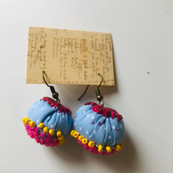 ピアス　イヤリング変更可　布アクセサリー　たぶんアシンメトリー　手縫い　刺繍　ビーズ刺繍　1842 1枚目の画像