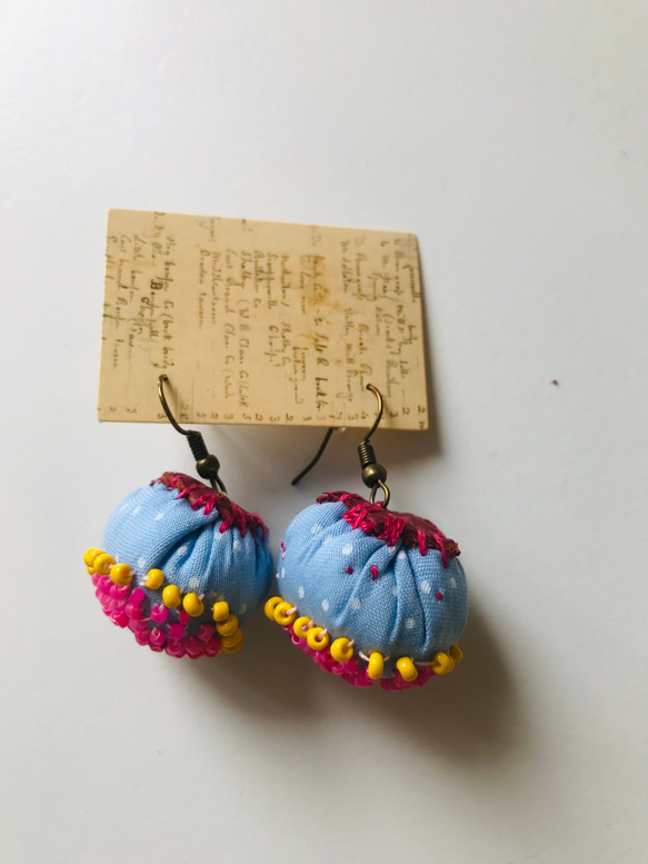 ピアス　イヤリング変更可　布アクセサリー　たぶんアシンメトリー　手縫い　刺繍　ビーズ刺繍　1842 1枚目の画像