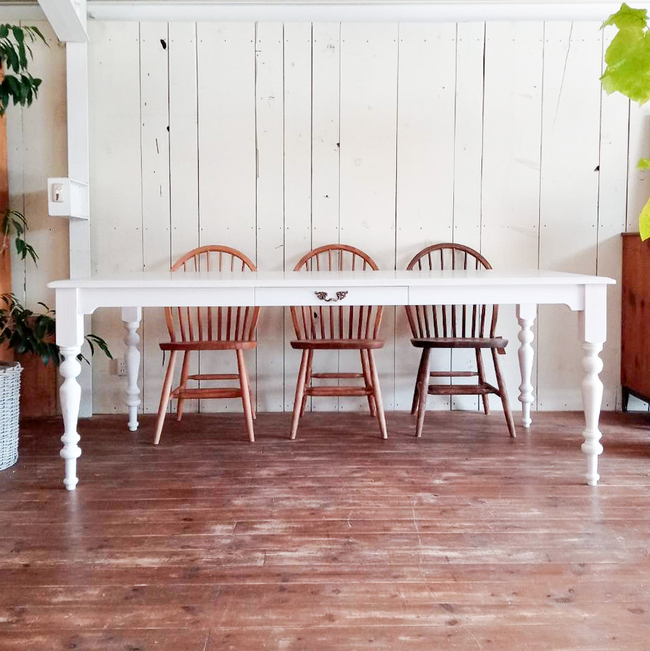 おしゃれなダイニングテーブルbrocante 輸入住宅向けターンドレッグテーブル アンティークろくろ足 ホワイトアッシュ