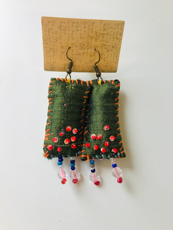 ピアス　イヤリング変更可　布アクセサリー　たぶんアシンメトリー　手縫い　刺繍　ビーズ刺繍　1834 1枚目の画像