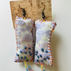 ピアス　イヤリング変更可　布アクセサリー　たぶんアシンメトリー　手縫い　刺繍　ビーズ刺繍　1830 2枚目の画像