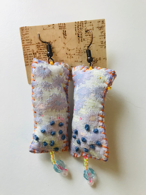 ピアス　イヤリング変更可　布アクセサリー　たぶんアシンメトリー　手縫い　刺繍　ビーズ刺繍　1830 2枚目の画像