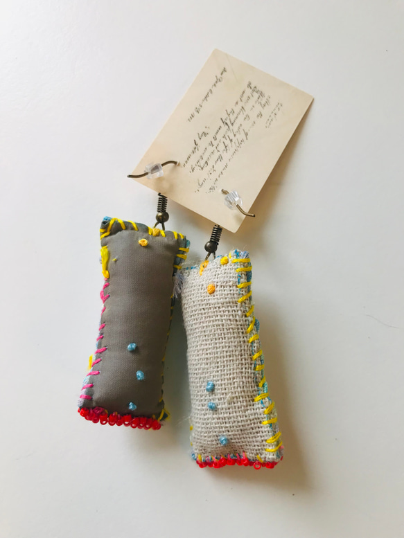 ピアス　イヤリング変更可　布アクセサリー　たぶんアシンメトリー　手縫い　刺繍　ビーズ刺繍　1823 3枚目の画像