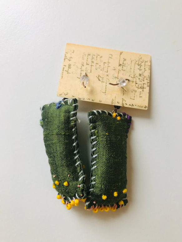 ピアス　イヤリング変更可　布アクセサリー　たぶんアシンメトリー　手縫い　刺繍　ビーズ刺繍　1822 3枚目の画像