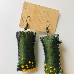 ピアス　イヤリング変更可　布アクセサリー　たぶんアシンメトリー　手縫い　刺繍　ビーズ刺繍　1822 1枚目の画像