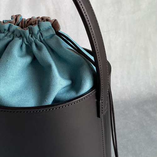 上質イタリアンレザーのバケットバッグ ブラック ◇リバーシブル巾着袋