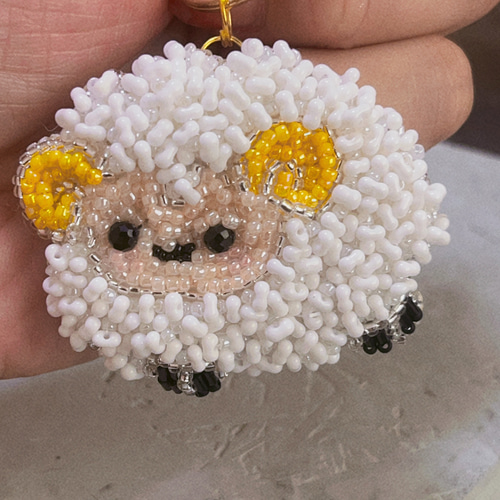 羊のブローチ キーホルダー バックチチャーム〈 動物 ひつじ ブローチ