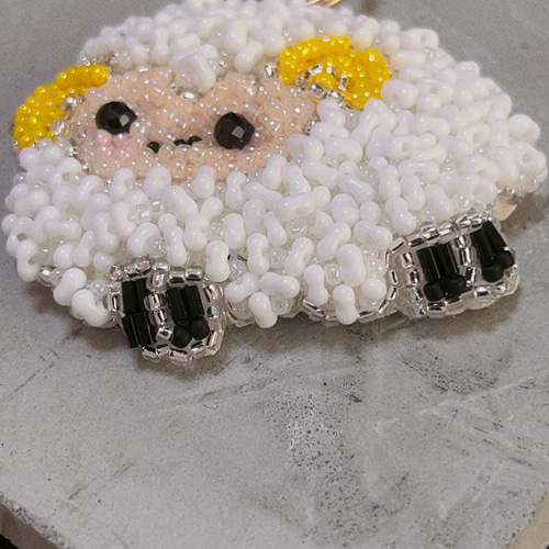 羊のブローチ キーホルダー バックチチャーム〈 動物 ひつじ ブローチ